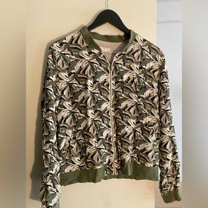Equipment camo leaf print in great condition